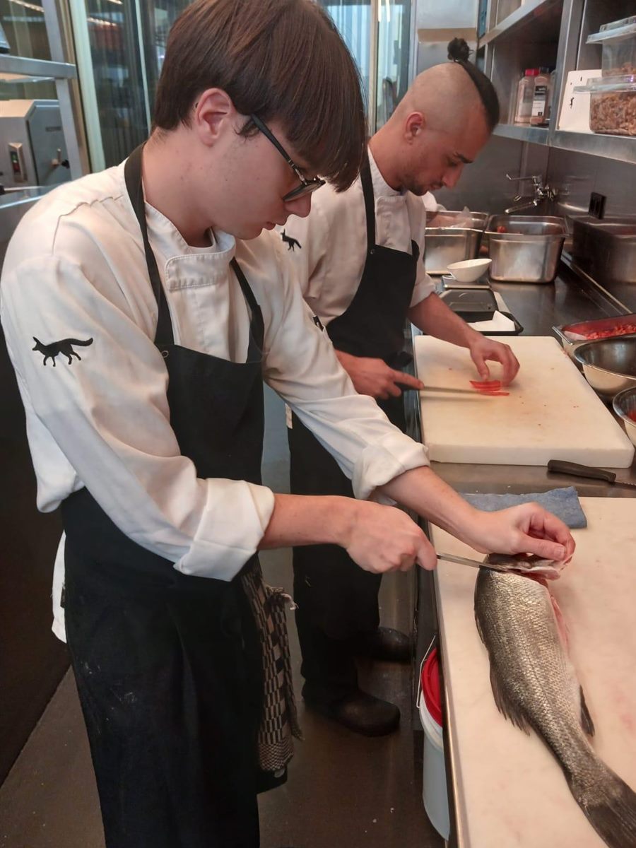 Lorenzo al pass mentre sfiletta un branzino