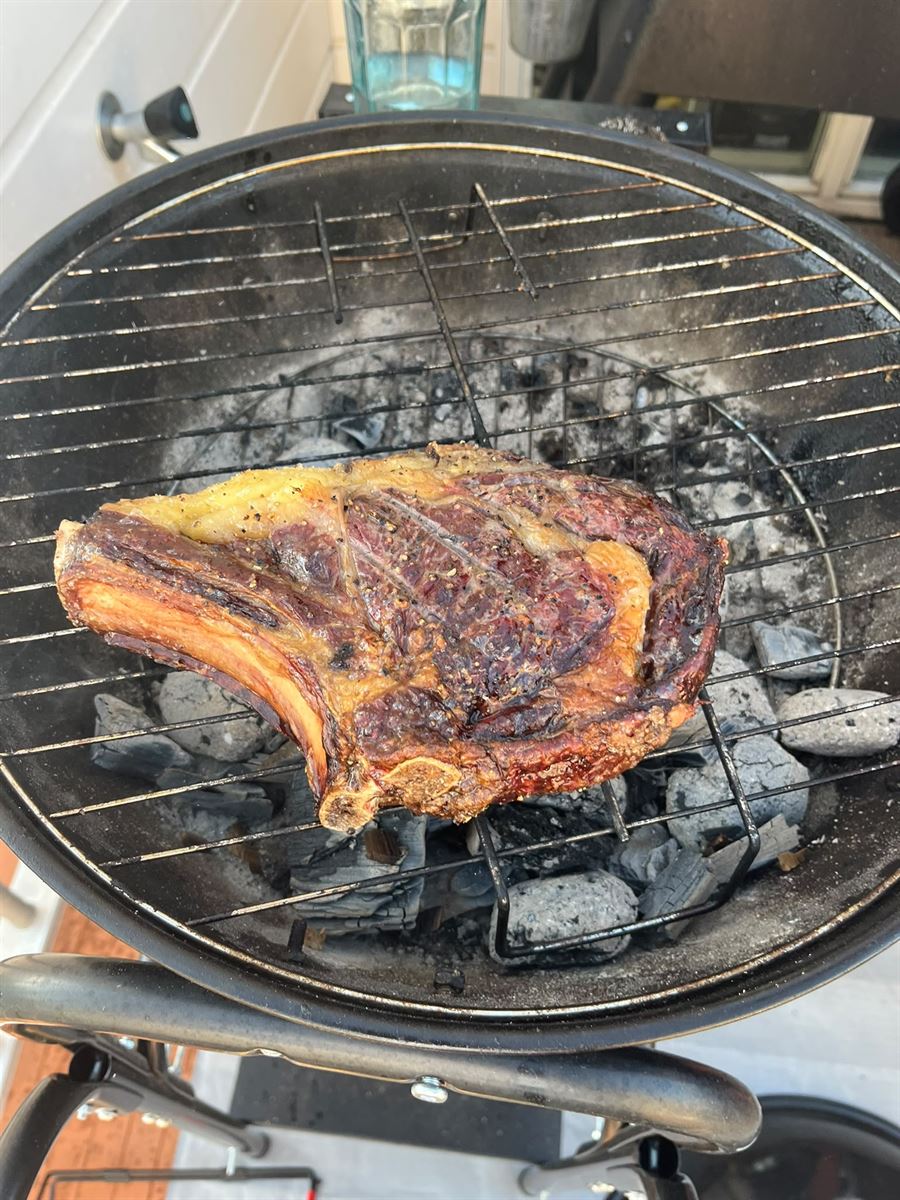 Costata alla brace sul barbecue